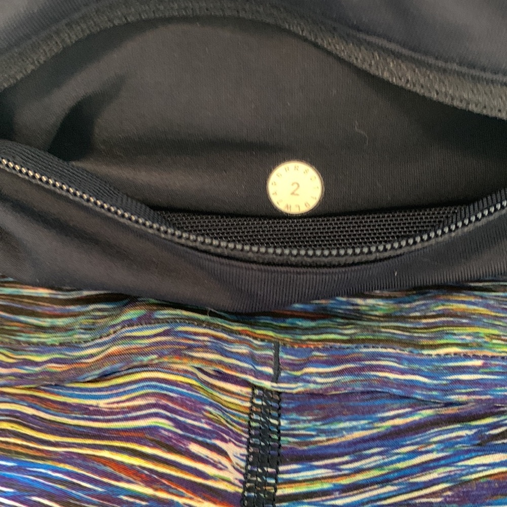 Beautiful Blue Patterned Lululemon Speed Short 4 … - image 2